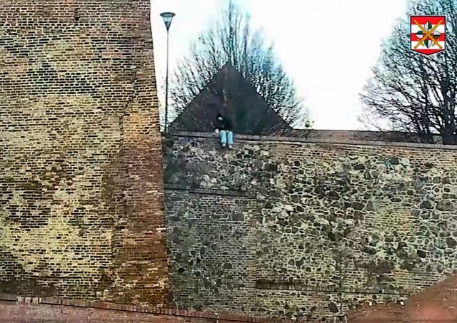 Чешская полиция предотвратила самоубийство в Брно: видео