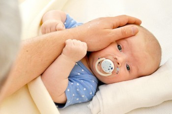 В Чехии выброшенный с балкона окурок обжег лицо младенцу