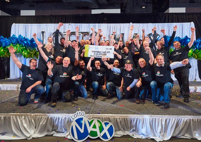 В Канаде рабочие скинулись на лотерейные билеты и стали миллионерами