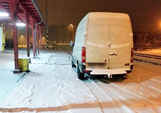 В Чехии пьяный иностранец на авто «прибыл на первый путь»