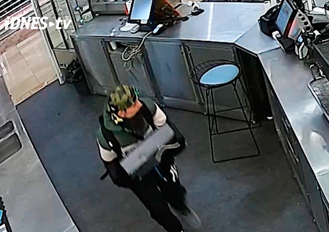 Наглая кража кассы из пражского кафе попала на видео