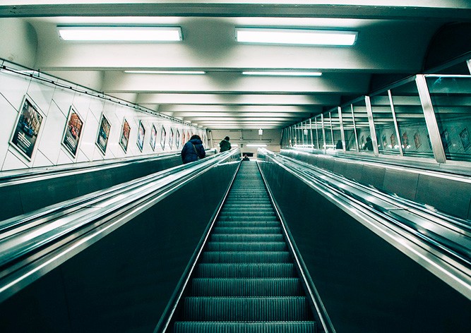 Шесть станций пражского метро разом остались без эскалаторов