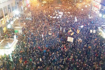 В Праге прошел многотысячный митинг против депутата-коммуниста