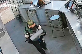 Наглая кража кассы из пражского кафе попала на видео