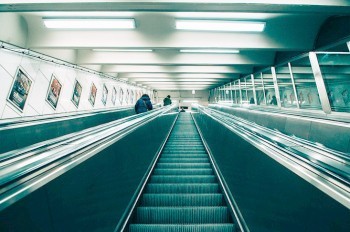 Шесть станций пражского метро разом остались без эскалаторов