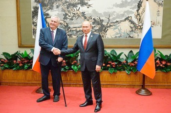 Президент Чехии назвал Путина олицетворением стабильности