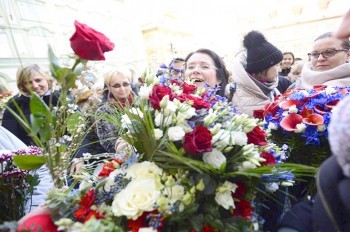 За политическую смелость: десятки пражан подарили цветы депутату Немцовой