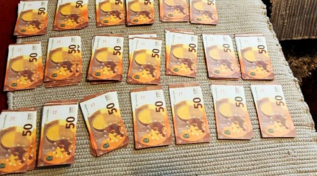 Житель Чехии купил фальшивые евро и отдал ими долг другу