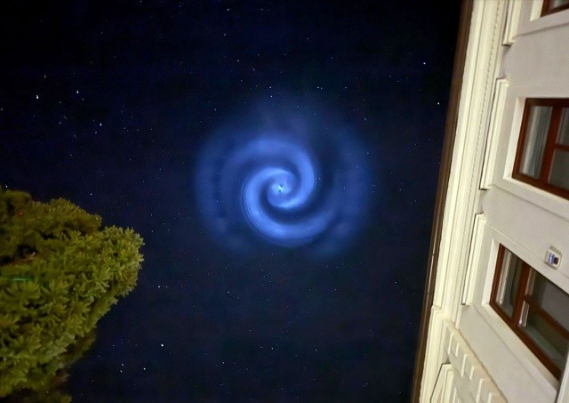 Жителей Чехии озадачил странный объект в небе