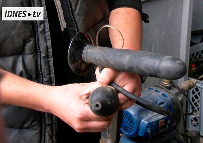 В Праге водолазы достали со дна реки бутылку вина и вибратор: видео