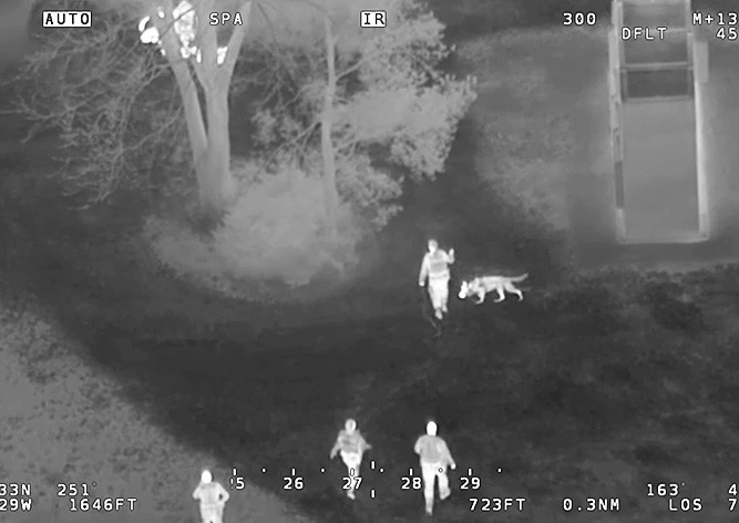 В Канаде укравших конфеты школьников ловили вертолет, собаки и спецназ