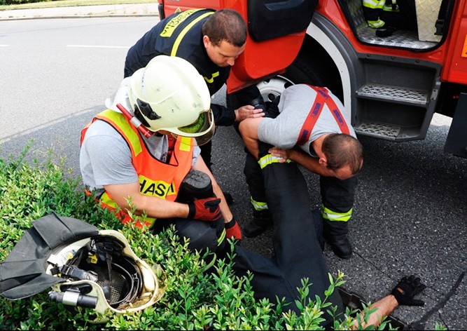 Пражские пожарные спасли из канализационного люка двух утят