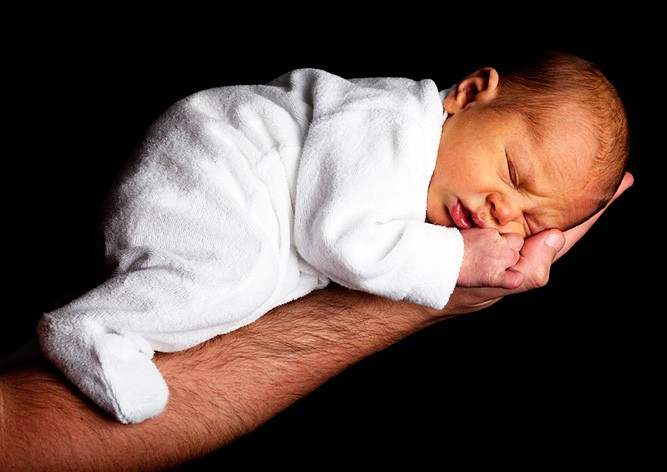 Сенат Чехии одобрил оплачиваемый отпуск для отцов новорожденных детей