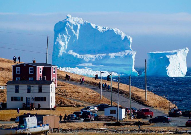 К берегу канадского городка «причалил» гигантский айсберг