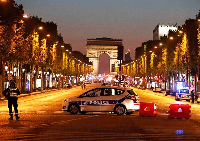 Террорист расстрелял полицейских на Елисейских полях в Париже