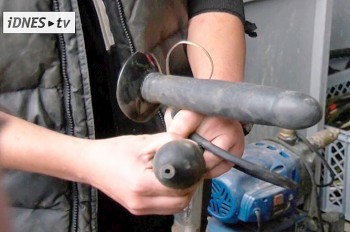 В Праге водолазы достали со дна реки бутылку вина и вибратор: видео