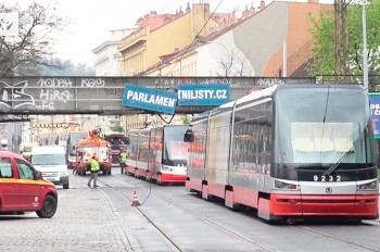 Невнимательный водитель грузовика доставил неудобства тысячам пражан