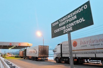 Чешские чиновники за взятки помогали экспортировать цветы и фрукты в Россию