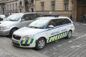 В Праге полицейский застрелился в служебном автомобиле