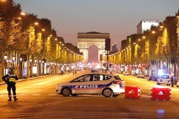 Террорист расстрелял полицейских на Елисейских полях в Париже