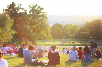 Американский город для привлечения туристов использовал фотографию Праги