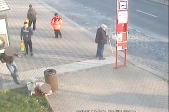 В Праге иностранец избил пенсионера на глазах у прохожих: видео