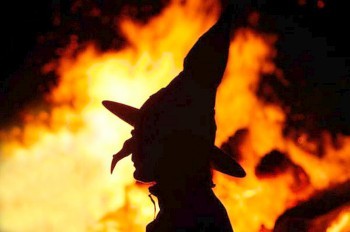 Вечером 30 апреля по всей Праге будут жечь чучела ведьм