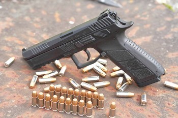 Непроизвольно выстреливший пистолет ранил мужчину в центре Праги