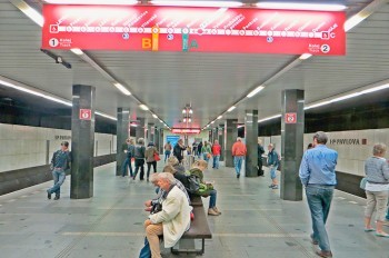 Женщина упала под поезд в метро Праги