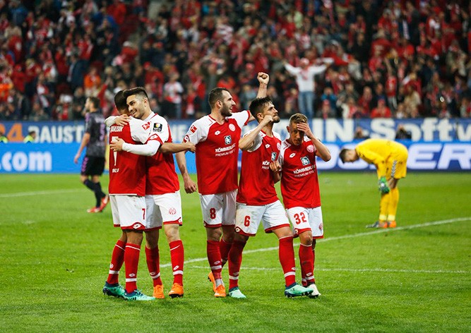 В Бундеслиге судья назначил пенальти в перерыве матча: видео