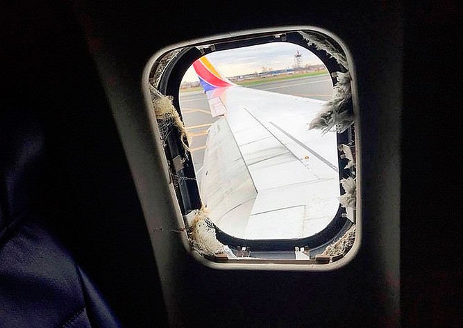 У «Боинга» в полете взорвался двигатель и выбило иллюминатор: видео