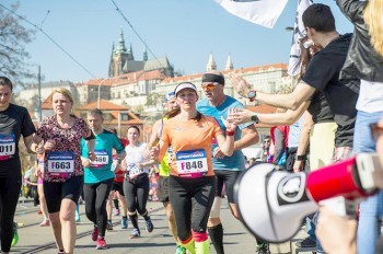 Парковку и движение транспорта в центре Праги ограничат из-за полумарафона