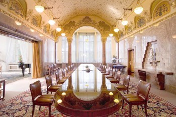 Премьер Чехии пригласил пражан в свою резиденцию