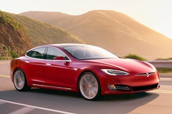 В Швеции открыли первую в мире дорогу, заряжающую электрокары на ходу