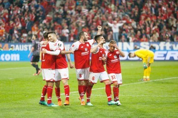 В Бундеслиге судья назначил пенальти в перерыве матча: видео