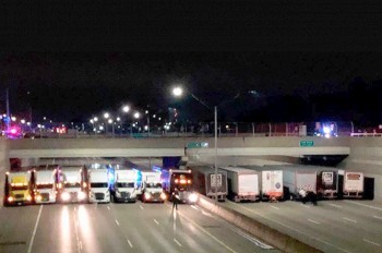 Дальнобойщики выстроили в ряд фуры, чтобы спасти самоубийцу