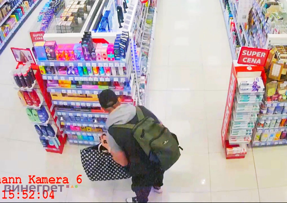 Дурной пример заразителен. В Праге неизвестный украл 100 пачек презервативов: видео