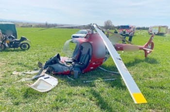 В Чехии пилота разбившегося вертолета госпитализировали на вертолете