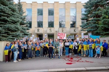 В Праге демонстранты потребовали конфисковать «Российский центр науки и культуры»