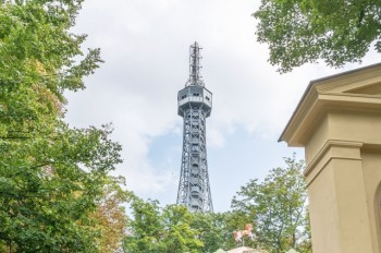 Сегодня Петршинская башня в Праге окрасится в красный цвет