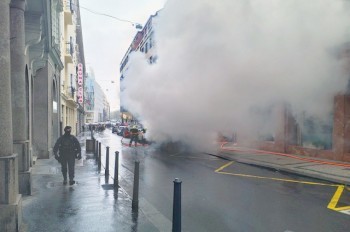 В центре Праги сгорел фургон: видео