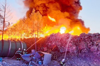 Под Прагой горит мусорная свалка. Объявлен максимальный уровень тревоги