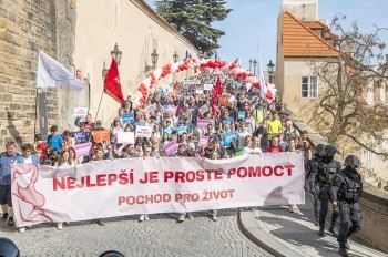 В центре Праги сошлись сторонники и противники абортов. Полиция вмешалась
