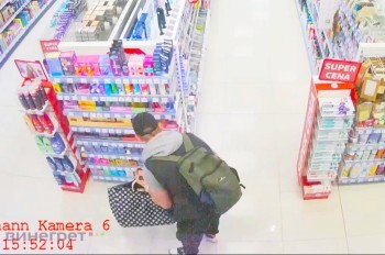 Дурной пример заразителен. В Праге неизвестный украл 100 пачек презервативов: видео