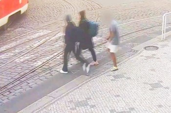 В центре Праги мужчина избивал случайных женщин: видео