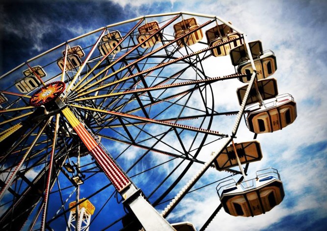 В центре Праги установили колесо обозрения: видео