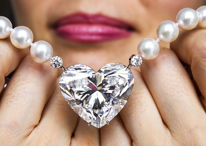Бриллиант в форме сердца продали на аукционе за рекордную сумму