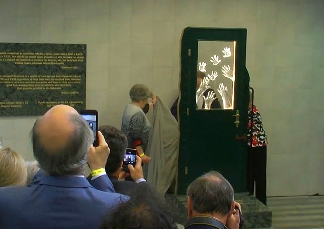 На Главном вокзале Праги открыли памятник мужественным родителям