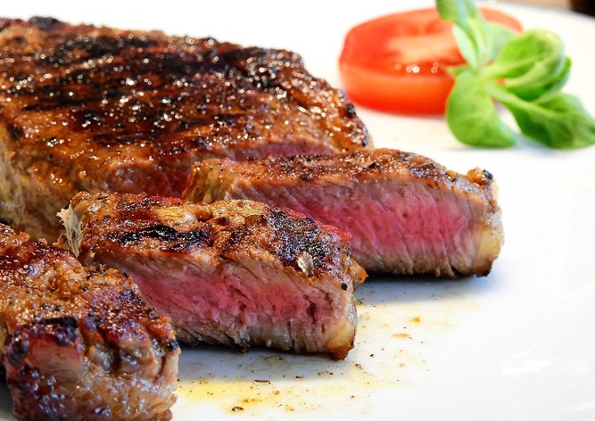 В Чехии преподаватели заставляли студентку-вегетарианку есть мясо