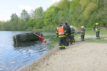 Водолазы нашли на дне чешского пруда 4 машины и разменный автомат: видео